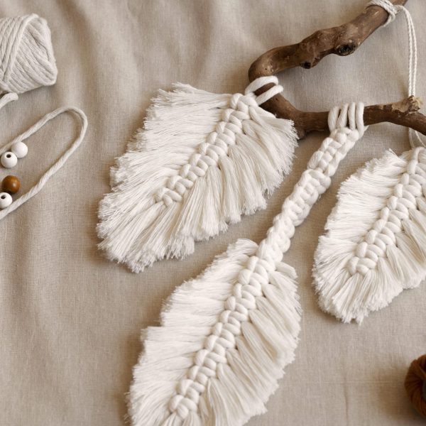 arreglo-de-objeto-hecho-mano-macrame Creaciones únicas de macramé en Maqui Arte a Mano. Hecho con amor en Ecuador, ofrecemos accesorios, decoración y sombreros artesanales
